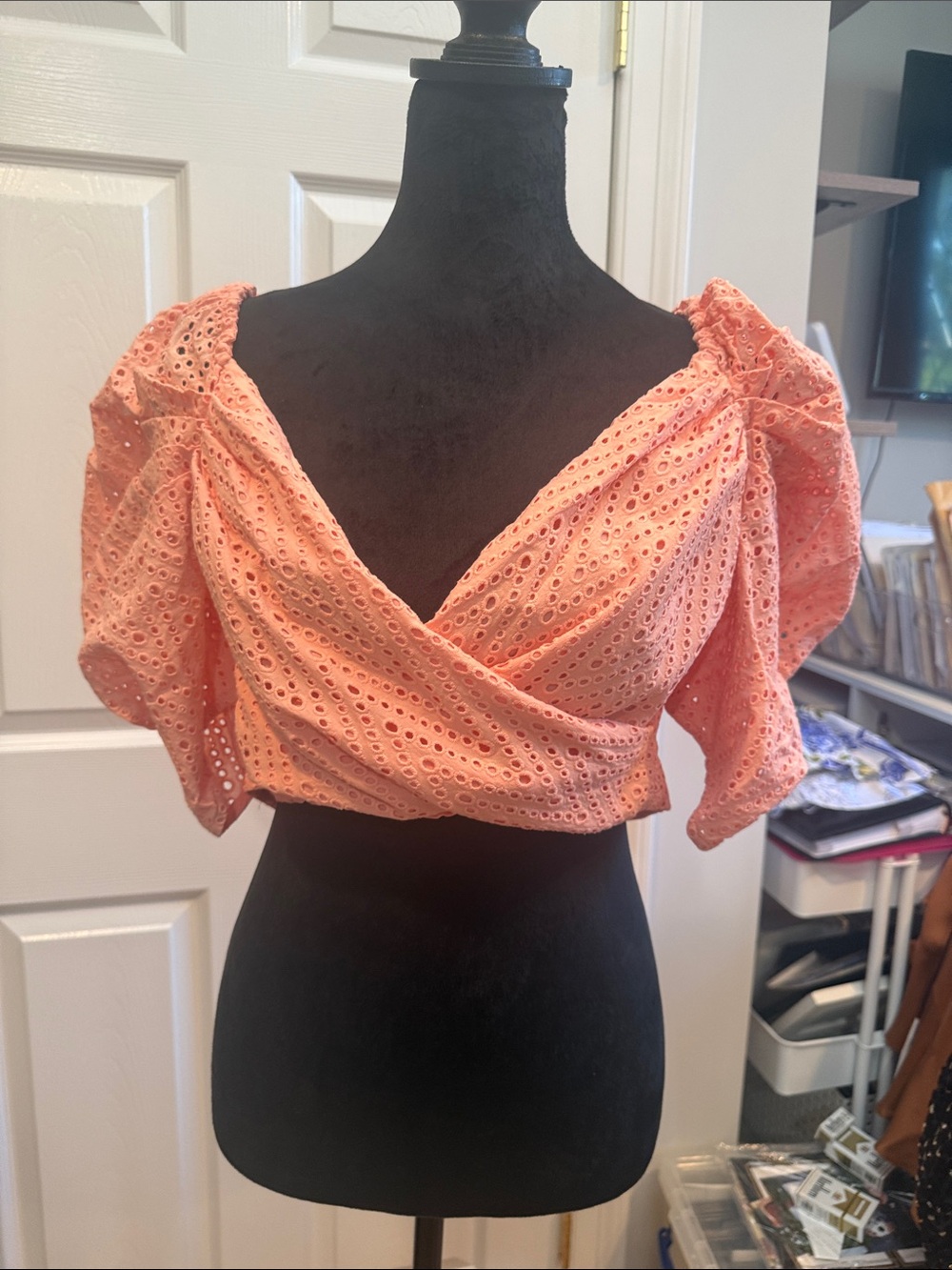 Women's Peach Eyelet Puff-Sleeve Crop Top
